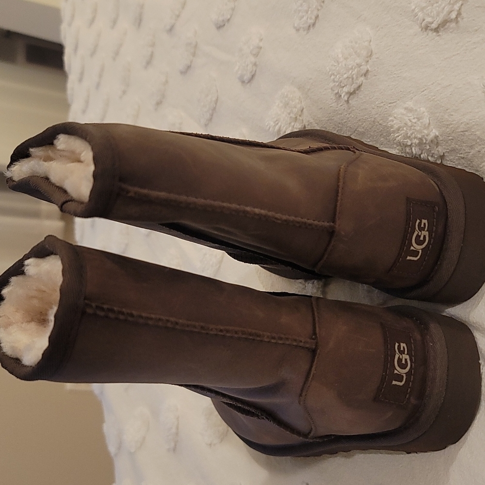 UGG Womens leather classic short boots
